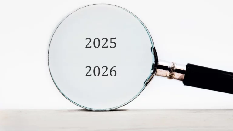 Eine Lupe vergrößert die Zahlen 2025 und 2026 vor einem einfarbigen Hintergrund. Der Fokus liegt auf den nächsten beiden Jahren, was auf eine Planung hindeutet.